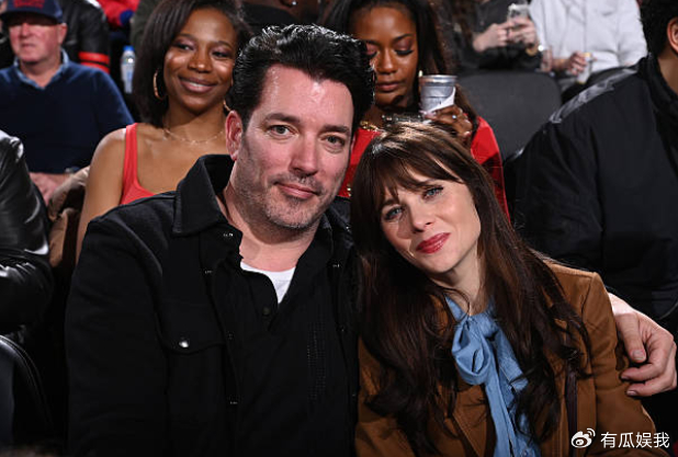 v体育-著名女演员观战洛城德比！她被誉为美国甜心 哈士奇蓝眼睛超迷人|佐伊-丹斯切尔|湖人|佐伊·丹斯切尔|洛杉矶快船队|洛杉矶湖人队_新浪体育_新浪新闻