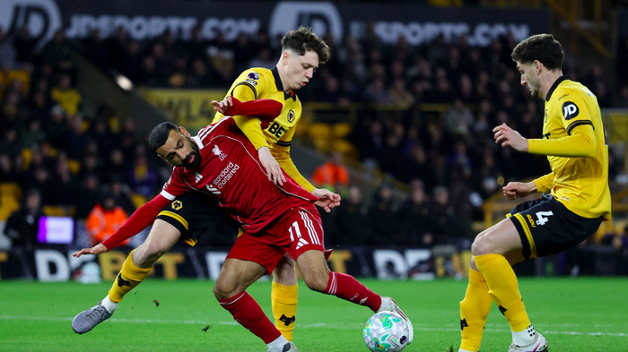 v站体育-2-1神剧情 超级冷门诞生：全场仅4射 垫底队94分钟绝杀10.4亿豪门|利物浦|狼队|射门|阿斯顿维拉|西汉姆联_新浪体育_新浪新闻