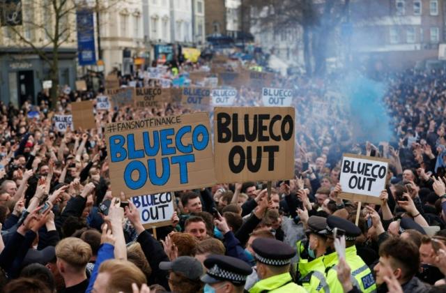v站-不满运营策略，切尔西球迷聚集抗议：BlueCo滚出去！
